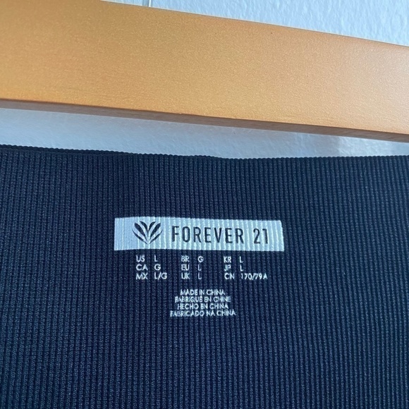 BLACK  FOREVER 21 CALF LENGHT LEGGINGS. - Picture 6 of 8